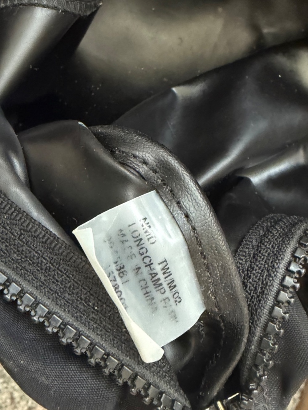 Longchamp Le Pilage MED all black crossbody - Picture 8 of 15